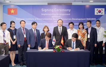 Lễ Ký kết Thỏa thuận triển khai hợp tác giữa Trường Đào tạo, bồi dưỡng cán bộ tài nguyên và môi trường với Viện Phát triển nhân lực môi trường Hàn Quốc.jpg